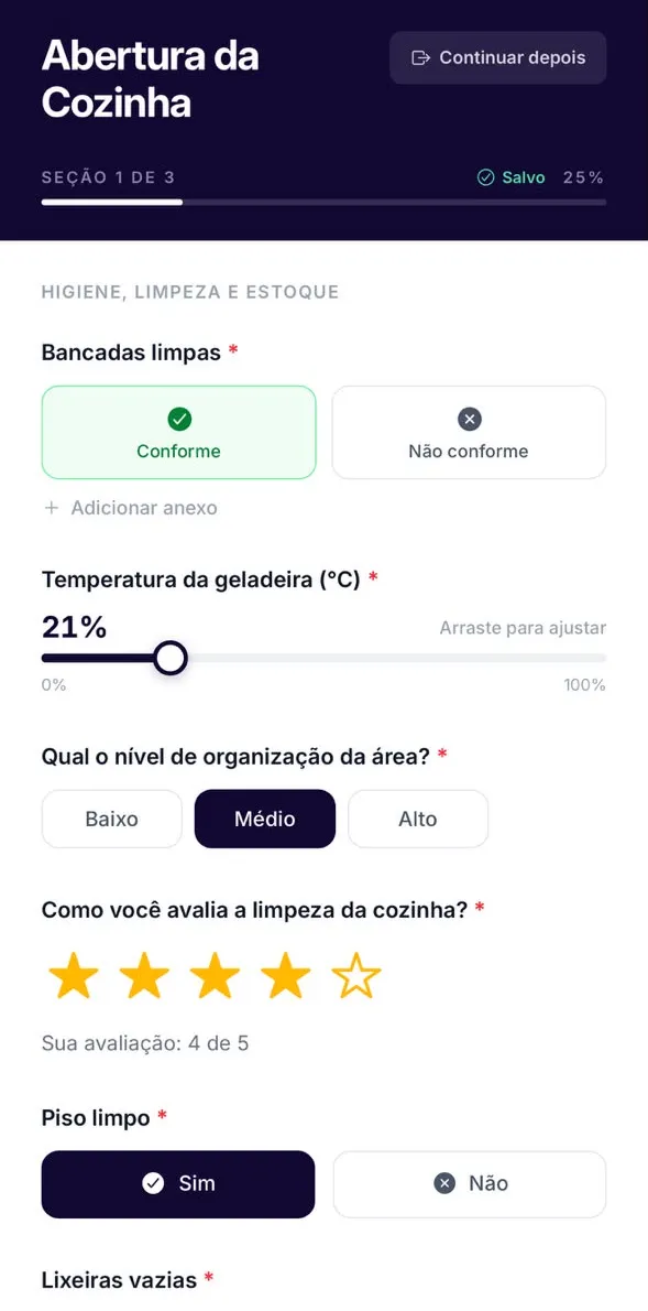 Checklist "Abertura da Cozinha" sendo respondido no celular, com conforme/não conforme, barra deslizante, estrelas e progresso salvo